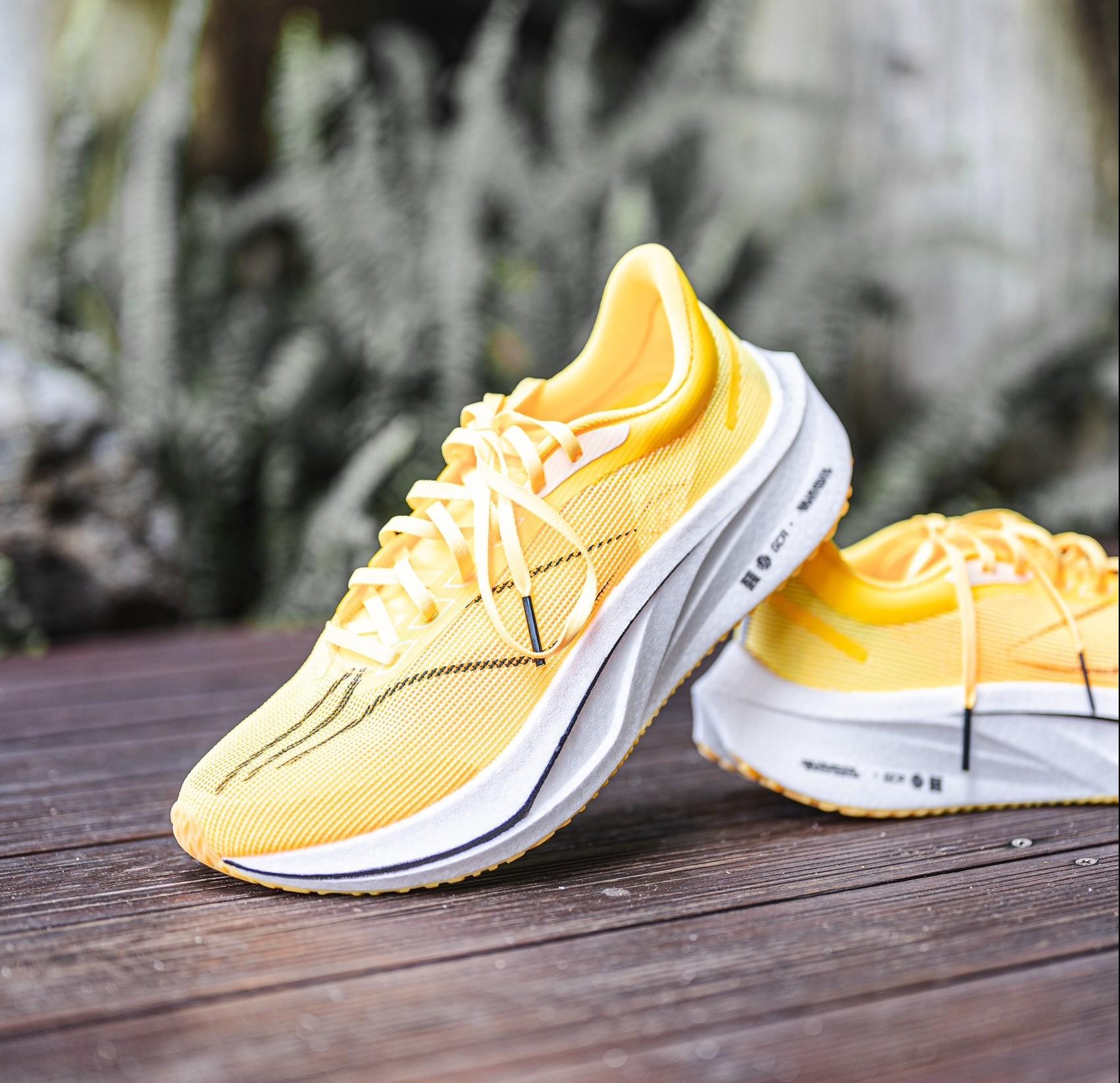 “香蕉黄”的高性能高颜值竞速跑鞋?